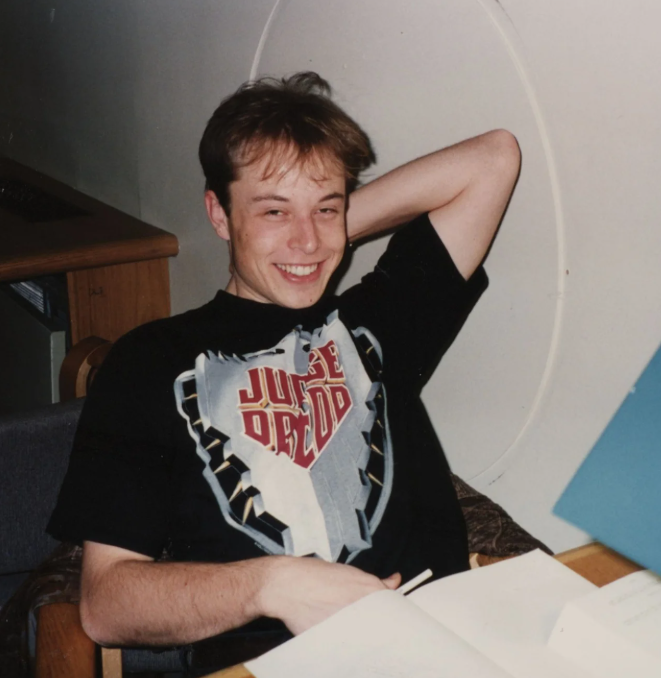 En ese entonces, Elon Musk era estudiante de la Universidad de Pensilvania, cursando física y economía. Además de las fiestas para pagar el alquiler, ya se interesaba por la tecnología, estudiaba intensamente y pensaba en maneras de crear negocios innovadores.