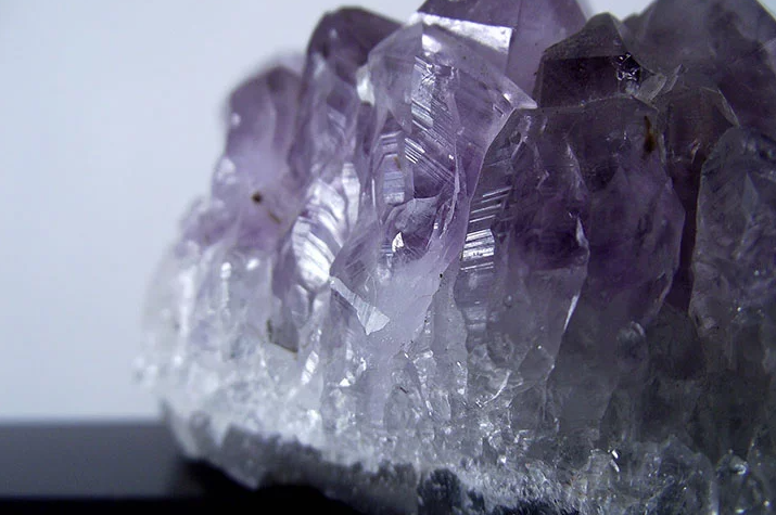 En **Cristalina**, puedes encontrar piedras como **zafiros, topacios azules, amatistas y turmalinas**, además del famoso **cuarzo**. Los precios varían mucho, pero pequeñas amatistas pueden costar desde **R$ 20**, mientras que cristales más grandes y raros pueden pasar de **R$ 1.000**!