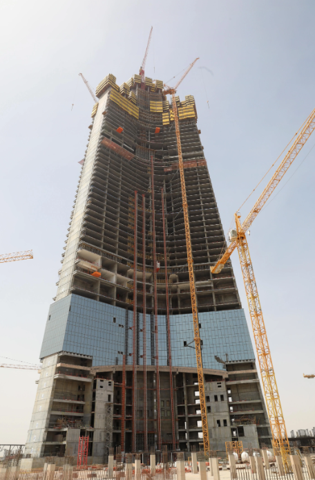 Un edificio de **1 km de altura** será una verdadera maravilla de la ingeniería, diseñado para resistir vientos fortísimos y cambios de temperatura extremos. La **Torre Jeddah** tendrá una base super fuerte, un diseño aerodinámico inspirado en la naturaleza y contará con ascensores ultrarrápidos para conectar sus más de **150 pisos**.