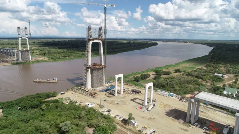 El Puente Bioceánico conectará Porto Murtinho (Mato Grosso do Sul, Brasil) con Carmelo Peralta (Alto Paraguay, Paraguay), integrando la Ruta Bioceánica, que atraviesa el Chaco paraguayo y Argentina hasta llegar a los puertos de Chile en el océano Pacífico. Esta conexión permitirá un nuevo corredor logístico entre Brasil y los mercados asiáticos.