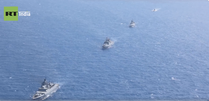 En los ejercicios Okean-2024, la flota de Rusia realizó operaciones militares simultáneas en cinco mares, incluyendo defensa marítima, combate antisubmarino, simulaciones de ataques aéreos y coordinación logística. La movilización involucró 400 buques de guerra, submarinos, 120 aviones y alrededor de 90.000 militares, con la participación de China, que contribuyó con barcos y unidades aéreas para fortalecer la cooperación militar y desafiar la presencia occidental en el Indo-Pacífico.