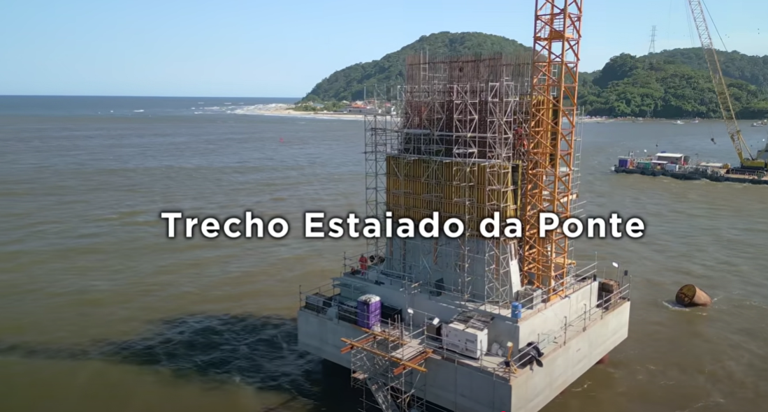 El tramo atirantado del Puente de Guaratuba es la parte más compleja de la obra, donde se anclarán los cables de sustentación. Actualmente, la concreción de los bloques de coronación está en progreso, etapa crucial para garantizar la estabilidad de esta estructura.