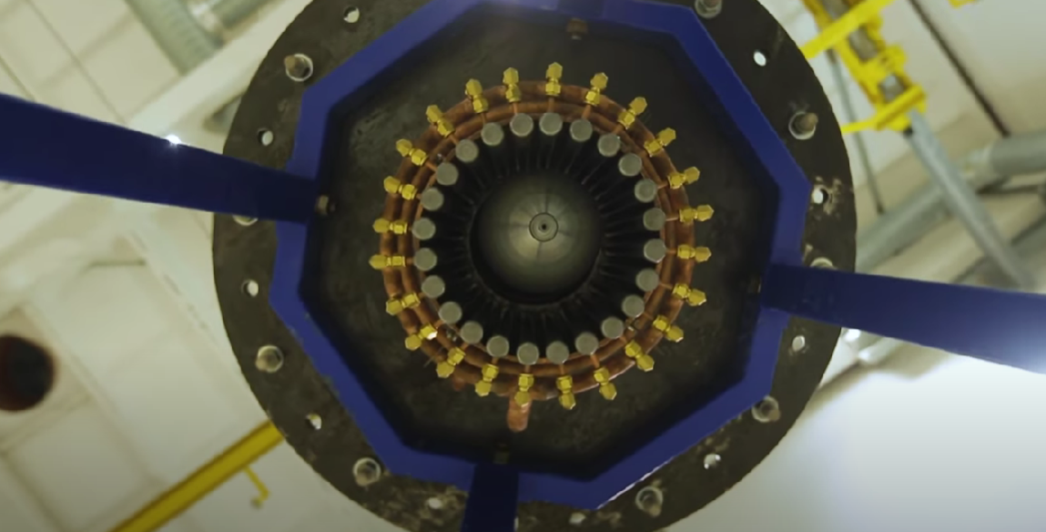 Imagina un coche común que usa un motor de combustión: quema combustible para empujar los pistones, que mueven las ruedas. Ahora, piensa en un coche eléctrico, que no necesita quemar nada: utiliza un campo magnético para girar las ruedas directamente, de manera más eficiente y silenciosa.

El motor de plasma de Rosatom funciona de manera similar, pero en el espacio. En lugar de quemar combustible, utiliza electricidad para crear un campo electromagnético que acelera partículas cargadas a velocidades absurdas, como si fueran diminutos chorros de gas ultra-rápidos. Así, en lugar de una explosión fuerte y corta como en un cohete tradicional, el motor genera un empuje continuo y eficiente, permitiendo que la nave acelere progresivamente hasta alcanzar velocidades mucho mayores, acortando el tiempo de viaje a Marte.