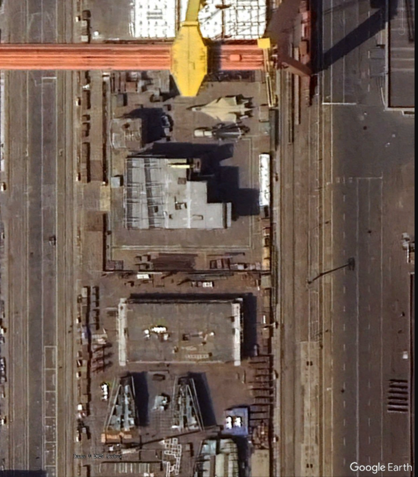 El Type 004 Debe Ser El Mayor Portaaviones De China Y Posiblemente El Mayor Del Mundo En Términos De Desplazamiento. Las Estimaciones Apuntan A 110,000 A 120,000 Toneladas, Superando Al USS Gerald R. Ford, Que Actualmente Es El Mayor Portaaviones En Operación, Con Cerca De 100,000 Toneladas.
Sin Embargo, En Longitud, Ambos Serán Similares, Con Cerca De 330 Metros. La Diferencia Principal Está En El Ancho, Donde El Type 004 Puede Ser Un Poco Mayor, Lo Que Puede Influir En Su Capacidad De Transporte De Aeronaves E Infraestructura De Cubierta.