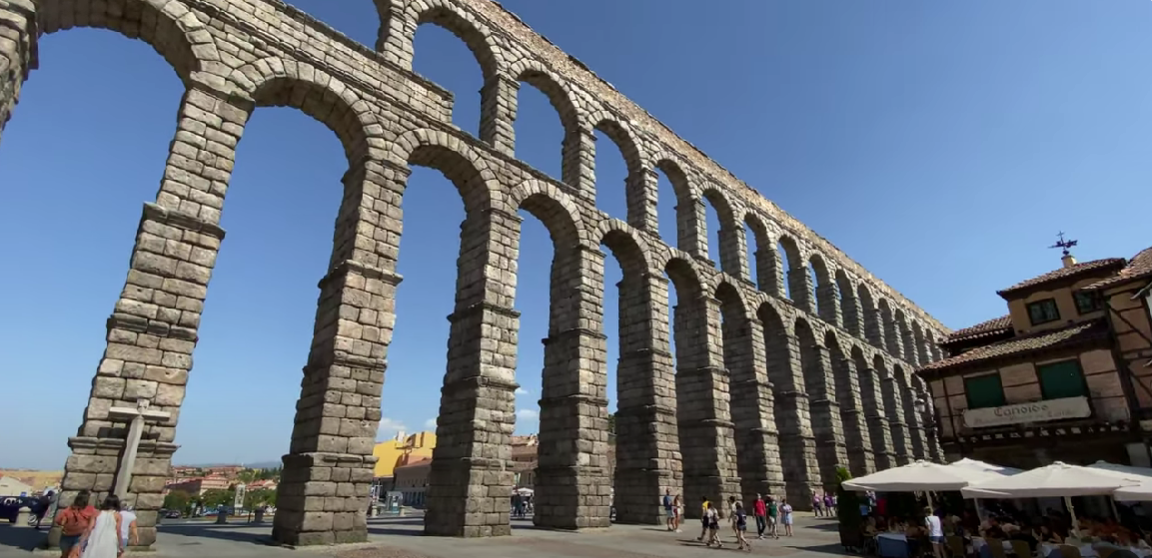 El acueducto de Segovia fue construido durante la segunda mitad del siglo I d.C., durante el dominio del Imperio Romano. Su estructura impresionante sirvió para transportar agua del Río Frío a la ciudad durante casi dos mil años.
