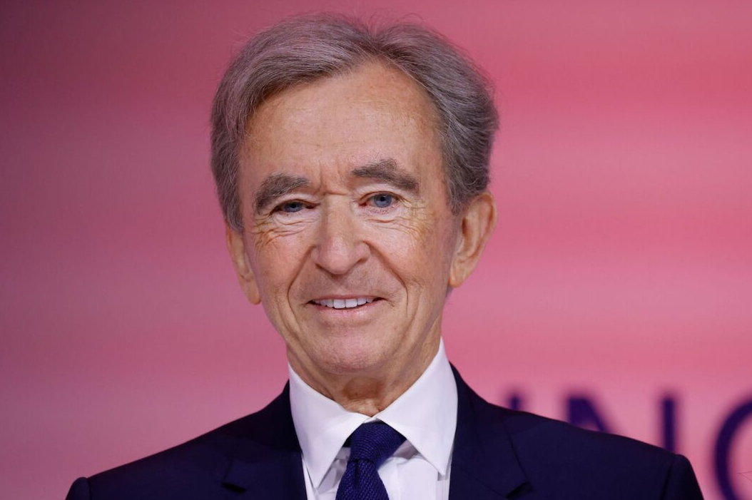 Bernard Arnault es un empresario francés y uno de los hombres más ricos del mundo, conocido por su liderazgo en LVMH, el mayor conglomerado de artículos de lujo del planeta. Además de comandar marcas icónicas como Louis Vuitton, Christian Dior y Tiffany, ha expandido su influencia al sector hotelero, convirtiéndose en el hotelero más rico del mundo con más de 50 hoteles de lujo en 24 países.