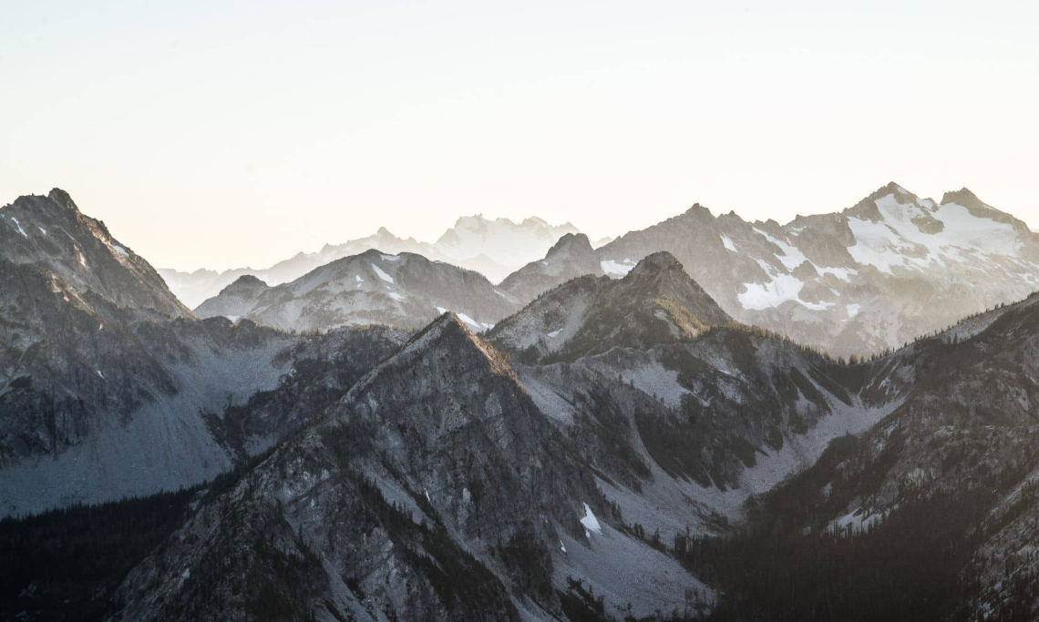 No toda montaña contiene hidrógeno natural en cantidades significativas, pues su formación depende de condiciones geológicas específicas, como la presencia de rocas ultramáficas y actividad tectónica intensa. Las cadenas montañosas de los Pirineos, Alpes e Himalaya son ejemplos donde estas condiciones se alinean, permitiendo la generación y acumulación de hidrógeno en el subsuelo.