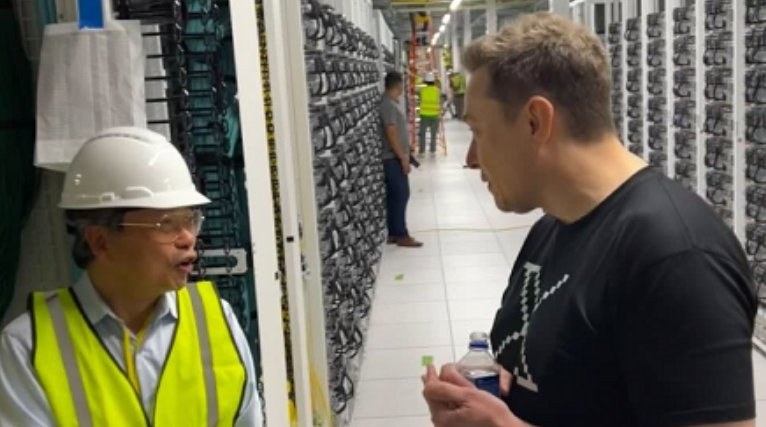 Elon Musk Está Invirtiendo US$ 700 Millones En El Data Center De Atlanta Para Fortalecer xAI Y Competir Directamente Con Empresas Como OpenAI, Google Y Meta. Además, Su Intento Frustrado De Adquirir OpenAI Por US$ 97,4 Mil Millones Muestra Que Está Dispuesto A Gastar Grandes Cantidades Para Liderar El Sector De Inteligencia Artificial.