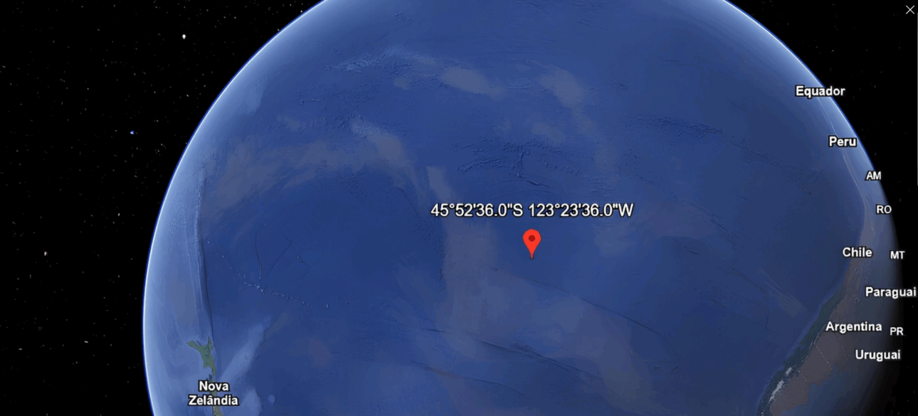 El lugar más cercano al Punto Nemo es la Isla Ducie, que forma parte de las Islas Pitcairn, a aproximadamente 2.688 km de distancia. Otras tierras cercanas incluyen Motu Nui, en la Isla de Pascua, y la Isla Maher, en la Antártica. Sin embargo, todas están muy distantes, convirtiendo al Punto Nemo en el lugar más aislado del planeta.
