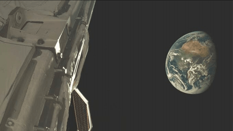 La imagen de La Tierra Capturada Por El X-37B Es Impresionante Porque Es La Primera Foto Oficial Divulgada Por Esta Aeronave Secreta, Cuya Misión Siempre Ha Estado Envuelta En Misterio. La Foto Representa Un Hito En La Transparencia de Las Operaciones de La Fuerza Espacial de EE. UU., Sugerindo Una Posible Cambio En La Forma En Que Comparten Sus Actividades Altamente Clasificadas.