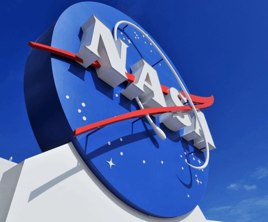 La NASA es la agencia espacial de los Estados Unidos que estudia el espacio y desarrolla tecnologías para explorar el universo. Ella monitorea asteroides, envía naves a otros planetas y busca proteger la Tierra de posibles amenazas.