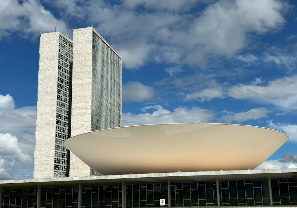 El parlamento es el lugar donde los políticos discuten y votan leyes que afectan al país. En él, diferentes grupos defienden sus ideas, negocian acuerdos y toman decisiones que impactan la vida de millones de personas.