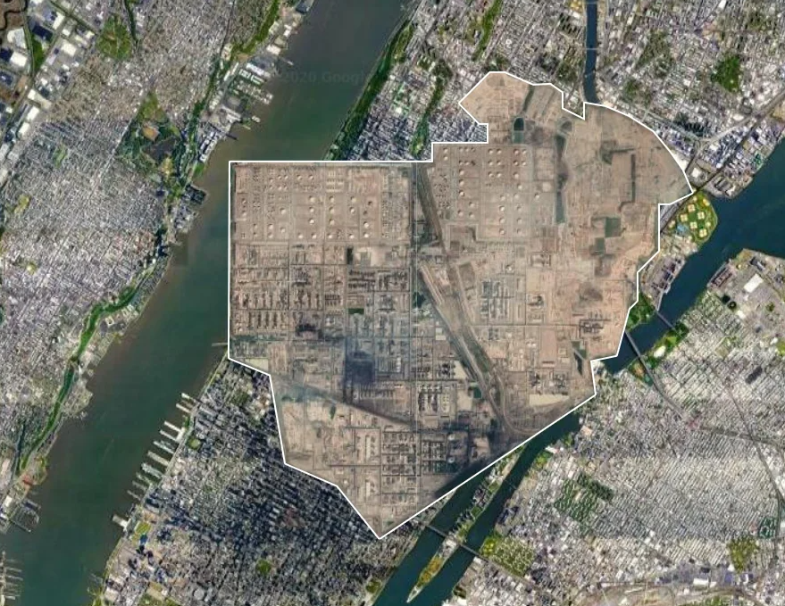 La mayor refinería del mundo se encuentra en Jamnagar, en India, y pertenece a Reliance Industries. Puede procesar hasta 660,000 barriles de petróleo por día, convirtiéndose en uno de los mayores polos de refinación del planeta.