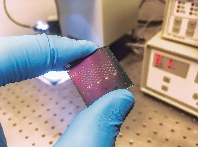 Los paneles solares de kesterita son mejores que los de perovskita porque no contienen plomo (un material tóxico y contaminante) y son más estables, sin degradarse rápidamente. La kesterita utiliza materiales abundantes y baratos, mientras que la perovskita, a pesar de alcanzar hasta el 40% de eficiencia, aún enfrenta desafíos de durabilidad e impacto ambiental.