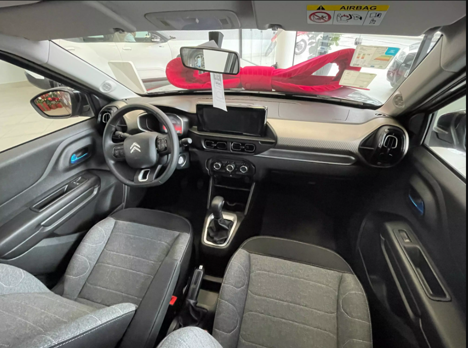 El Panel del Citroën Basalt Feel 2025 es Simple, Pero Funcional, Trayendo una Pantalla Digital de 7 Pulgadas que Entrega lo Básico Sin Floreos, Con Gráficos Directos y Sin Animaciones Extravagantes. La Central Multimedia de 10 Pulgadas Se Destaca por el Soporte Inalámbrico a Android Auto y Apple CarPlay, Pero Sin Integración Total al Panel, Dejando al Conductor Dependiente de Comandos en la Pantalla y Sin Botones Físicos para Atajos Rápidos.