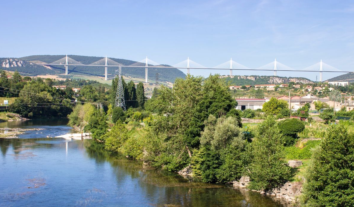 El puente sobre las nubes fue construido con torres gigantescas fijadas en el suelo firme de los planaltos, sostenidas por cables de acero que garantizan su estabilidad en el aire. Para elevar los enormes tramos de la pista hasta la altura final, los ingenieros usaron gatos hidráulicos, montando la estructura como un gigantesco rompecabezas suspendido sobre el valle.