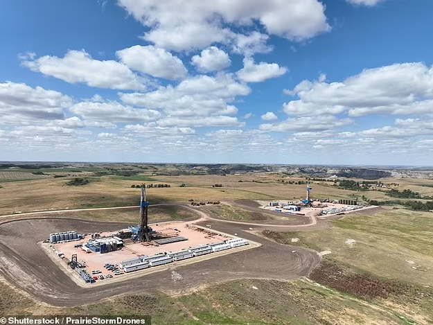 Actualmente, más de 360 pozos horizontales ya han sido perforados y completados en la formación central de Three Forks, produciendo más de 92 millones de barriles de petróleo y 238 mil millones de pies cúbicos de gas desde 2013. Sin embargo, estudios recientes indican que todavía hay recursos significativos de petróleo no desarrollados en esa área, sugiriendo la necesidad de más desarrollo.
