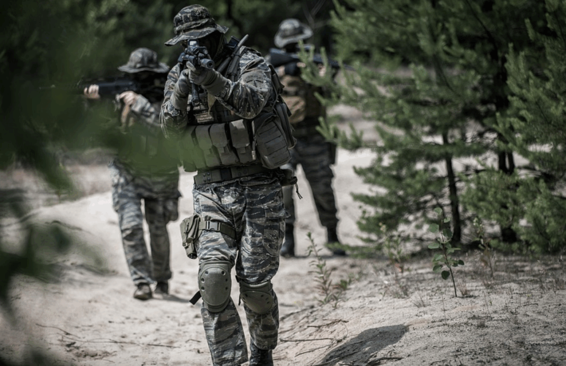 Los militares de Arabia Saudita están cada vez más equipados y entrenados para defender el país. Con nuevas inversiones, tendrán más tecnología y poder para proteger el Reino.