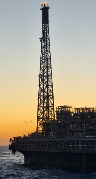 La Petrobras es una empresa brasileña gigante del petróleo, que explora, produce y vende combustible en Brasil y en el mundo. Tiene grandes plataformas en el mar y siempre busca nuevos mercados para crecer, como en el reciente acuerdo con India!