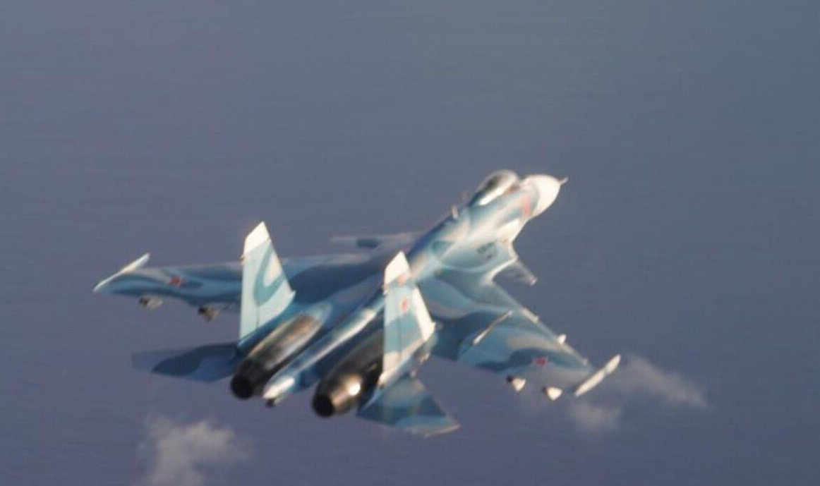 El Flanker-D es un caza ruso súper ágil y poderoso, diseñado para combates aéreos intensos y defensa de bombarderos. Puede alcanzar altas velocidades, tiene gran autonomía de vuelo y está equipado con misiles de largo alcance.