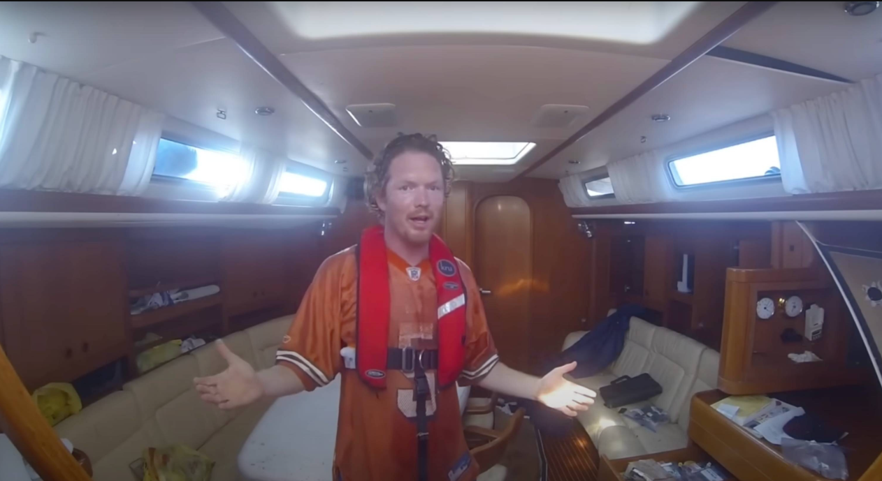 Rutherford subió a bordo y descubrió que la embarcación pertenecía a un navegante que había sido rescatado tras una emergencia, dejando el barco a la deriva. Intentó remolcarlo hasta la costa, pero la operación falló, y el barco se perdió nuevamente en el océano.