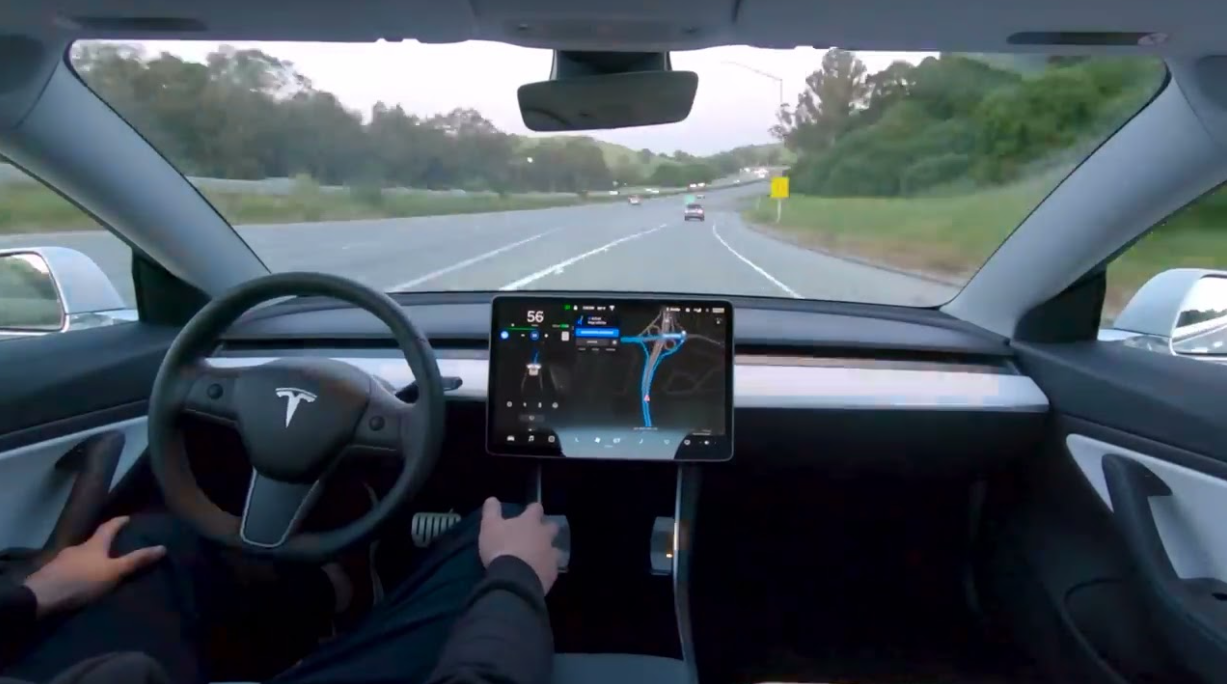 Aún no ha funcionado porque el hardware de los coches antiguos (HW3) no es lo suficientemente potente para funcionar con la nueva versión de la dirección autónoma. Tesla ahora necesita el HW4, que tiene mucha más capacidad, pero solo aquellos que compraron el FSD por adelantado recibirán esta actualización de forma gratuita.