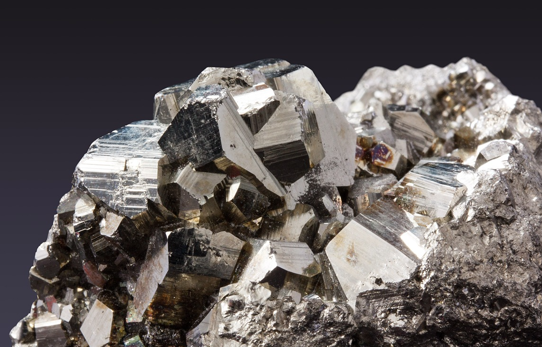 La pirita es un mineral brillante, dorado y conocido como "oro de los tontos" porque parece oro, pero no vale tanto. Es un sulfuro de hierro (FeS₂) y se utiliza en la producción de azufre y ácido sulfúrico.