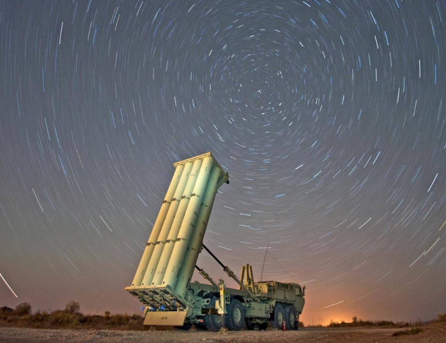 El sistema de defensa THAAD 6.0 ahora usa inteligencia artificial para identificar amenazas más rápido y radares más potentes para detectar misiles hipersónicos de lejos. Ganó interceptores más rápidos y láseres, que pueden destruir los objetivos antes de que ellos se acerquen.