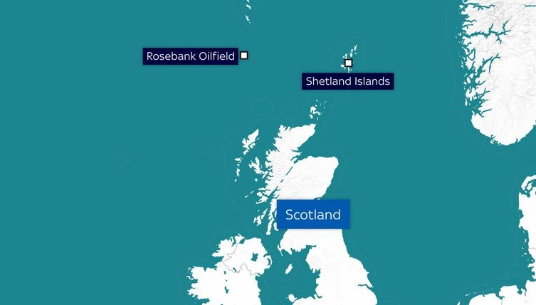 El campo de Rosebank, localizado en el Mar del Norte, es considerado el mayor campo de petróleo y gas no desarrollado del Reino Unido. Se estima que contiene cerca de 500 millones de barriles de petróleo recuperable. Equinor, empresa noruega que lidera el proyecto, planea iniciar la producción entre 2026 y 2027.