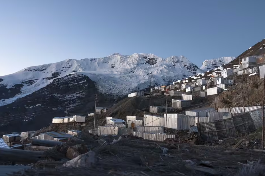 A pesar del oro, los habitantes de La Rinconada no son ricos porque el sistema de minería es explotador: trabajan 30 días sin paga y solo en el 31º pueden quedarse con lo que encuentren, lo que no siempre es suficiente para enriquecerse.