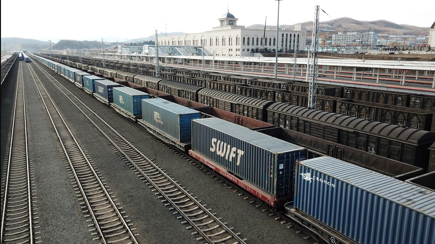 China utiliza el ferrocarril porque es un medio de transporte rápido y eficiente para mover mercancías en un país gigantesco. Además de reducir costos logísticos y fortalecer el comercio internacional, conecta sus industrias con mercados en Europa y Asia.