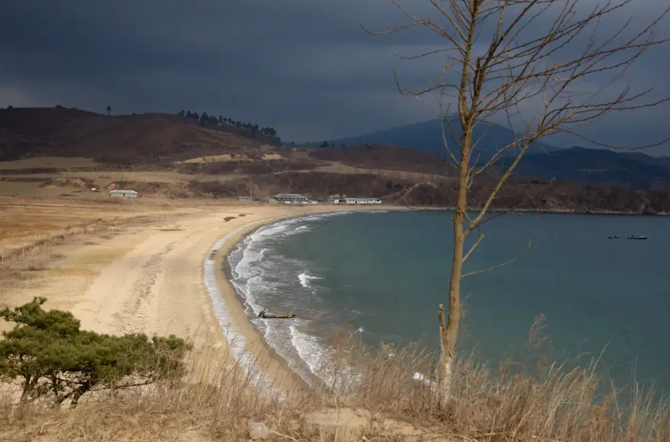 Rason tiene acceso al mar y algunas playas, ya que es una ciudad portuaria. Sin embargo, no están orientadas al turismo tradicional, siendo más utilizadas para actividades económicas, como la pesca y el transporte marítimo.