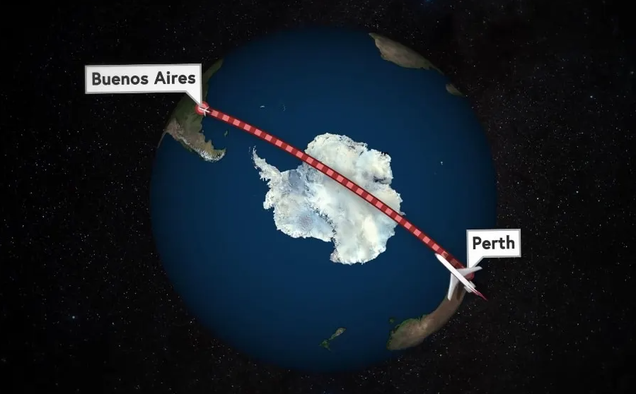 Los pocos aviones que sobrevuelan la Antártida son, en su mayoría, vuelos privados y de turismo, realizados por empresas especializadas. Estos vuelos son bastante caros – llegan a costar alrededor de 15.000 euros – y generalmente son charter para quienes quieren ver el continente helado desde arriba.