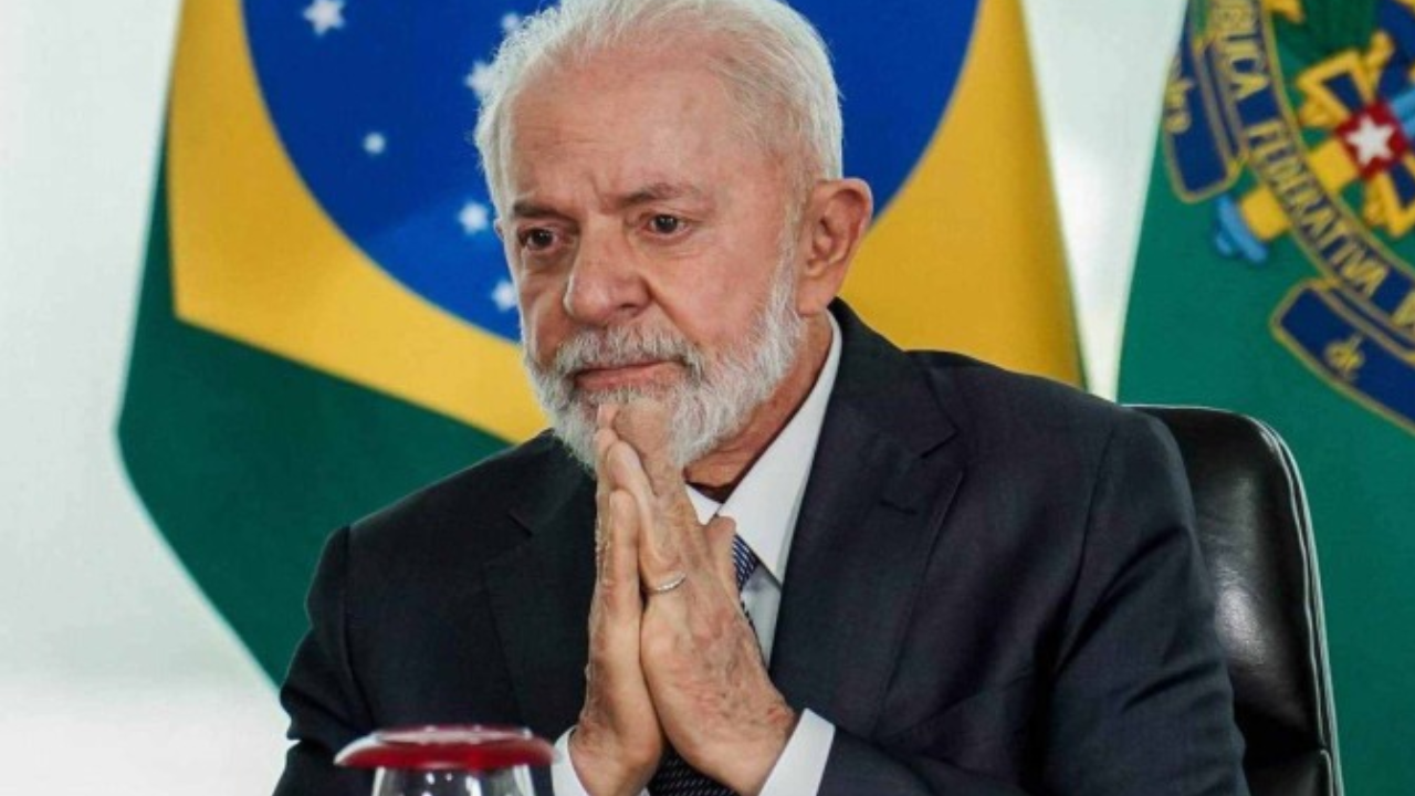 Lula culpa o Banco Central pelos altos preços dos alimentos e convoca toda a população à evitar produtos caros para conter a inflação.