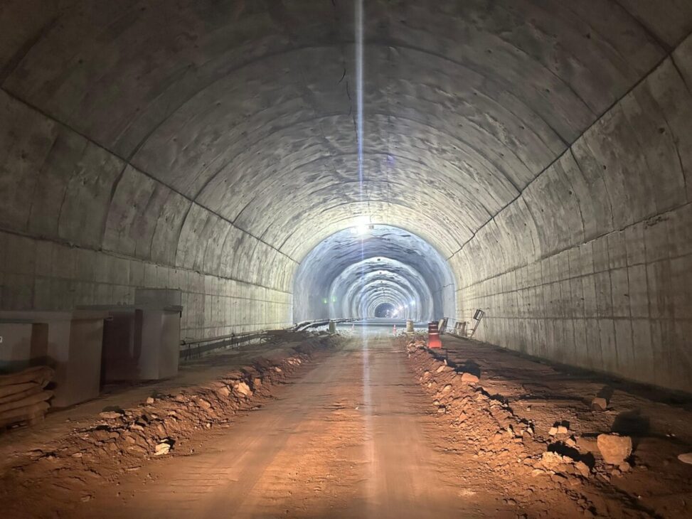 Megaobra en la BR-280: túnel doble de 1 km y inversiones de R$ 1 mil millones transforman carretera en SC, con el 70% del proyecto ya concluido!