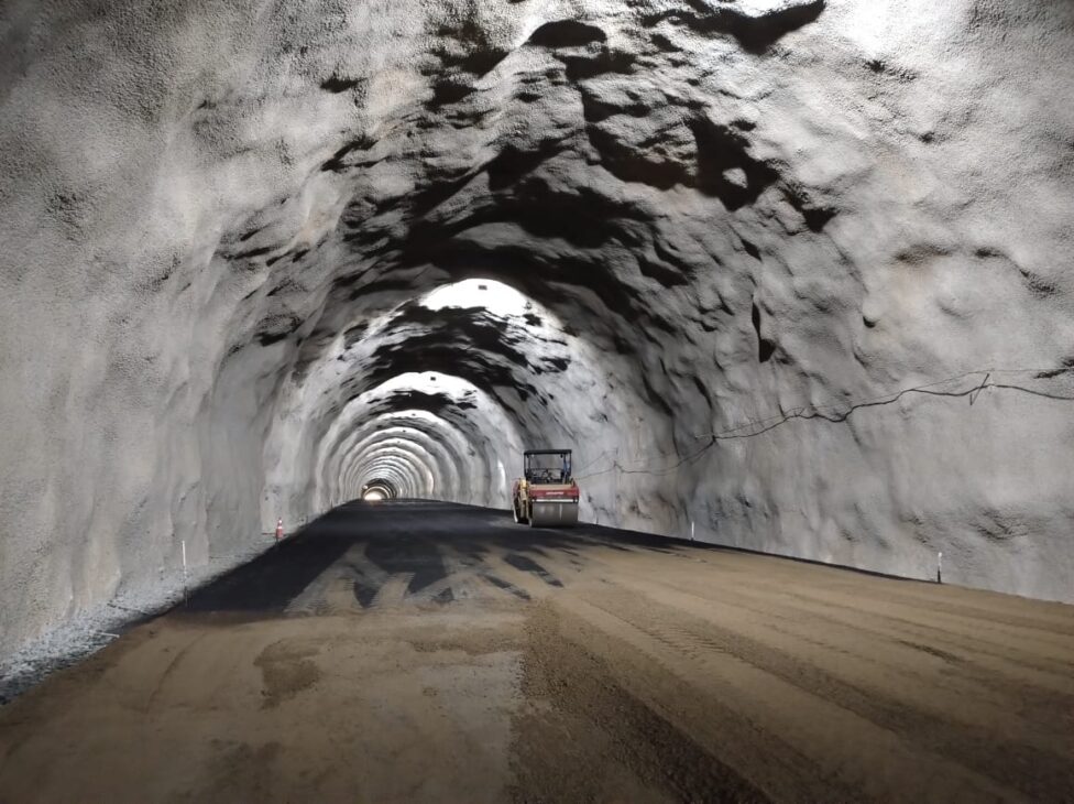 Megaobra en la BR-280: túnel doble de 1 km y inversiones de R$ 1 mil millones transforman carretera en SC, con el 70% del proyecto ya concluido!