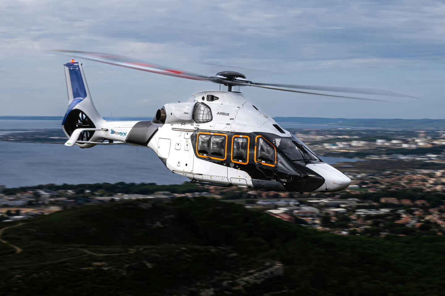 Helicóptero H160 da Airbus em voo sobre área urbana, modelo avançado para operações offshore da Petrobras, destacando segurança e eficiência. Imagem: Divulgação Airbus