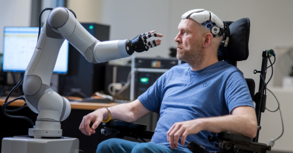Homem com paralisia consegue movimentar braço robótico usando apenas o pensamento