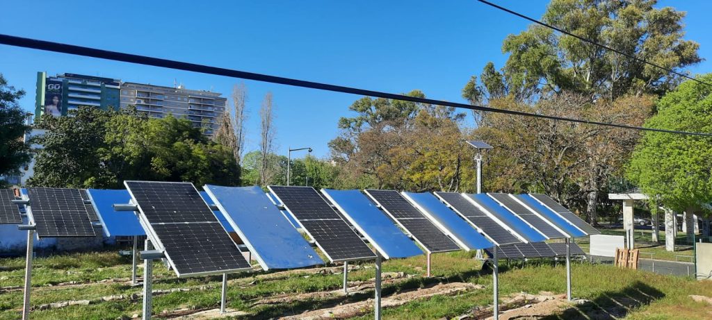 Comunidade académica envolvida em práticas sustentáveis na Horta Solar.