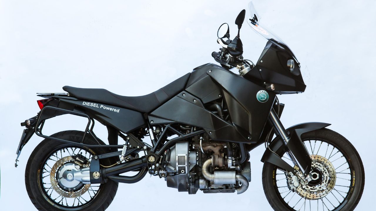 A Track T800 CDI foi uma motocicleta holandesa equipada com um motor turbo diesel de três cilindros, inspirado nos motores Mercedes-Benz do Smart, entregando 50 cavalos e 10,2 kgfm de torque. Apesar da economia de combustível impressionante, seu peso elevado e desempenho abaixo do esperado limitaram sua popularidade.