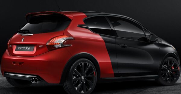 Peugeot 208 GTi retorna ao mercado automotivo eletrificado com 320 km de autonomia, 240 cv e indo de 0 a 100 km/h em 6 segundos
