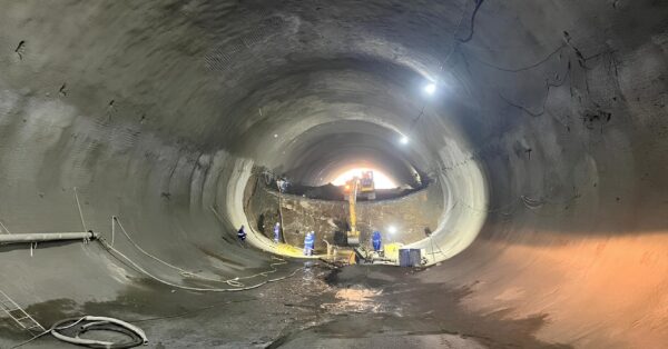 Megaobra na BR-280: túnel duplo de 1 km e investimentos de R$ 1 bilhão transformam rodovia em SC, com 70% do projeto já concluído!