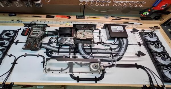 engenheiro passa um ano projetando mesa de trabalho com um PC Gamer embutido 