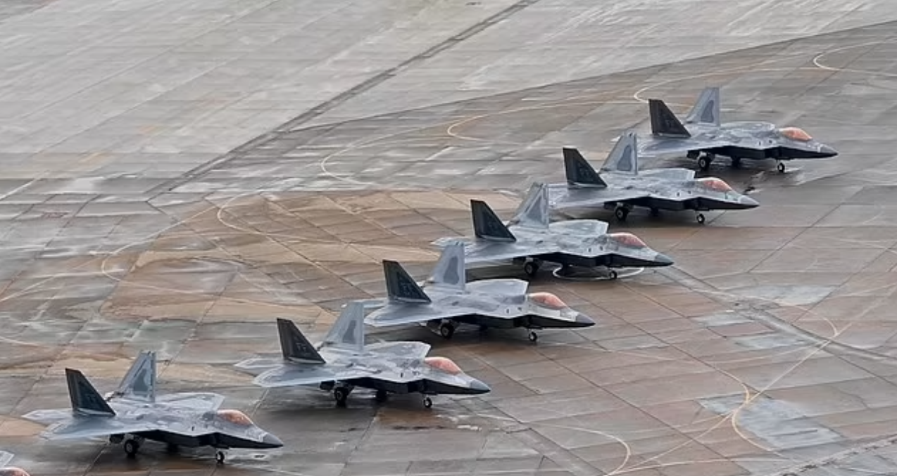 La guerra puede ser desencadenada por conflictos entre grandes potencias como EE.UU., China y Rusia, con disputas territoriales, avance militar y nuevas alianzas globales aumentando las tensiones. La escalada nuclear, disputas en el espacio exterior y el debilitamiento de las democracias pueden acelerar un enfrentamiento de proporciones mundiales.