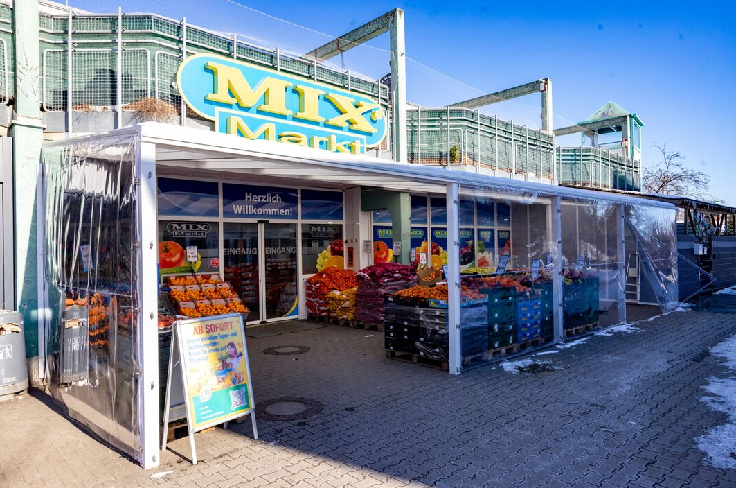 El supermercado vende estos productos porque muchos ex-ciudadanos de Alemania Oriental e inmigrantes de países de la ex-Unión Soviética sienten nostalgia de los alimentos y bebidas de esa época. Además, la demanda por estos artículos ha crecido, ya que son difíciles de encontrar en mercados comunes, especialmente después de las sanciones contra Rusia.