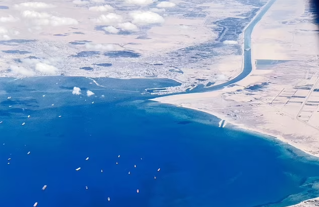 Estudios indican que la pasada puede haber ocurrido en el Delta del Nilo, más específicamente en el Lago de Tannis, donde vientos fuertes podrían haber expuesto tierra seca temporalmente. Otra posibilidad es el Golfo de Suez, una área más baja del Mar Rojo que podría haber sido cruzada durante mareas bajas.