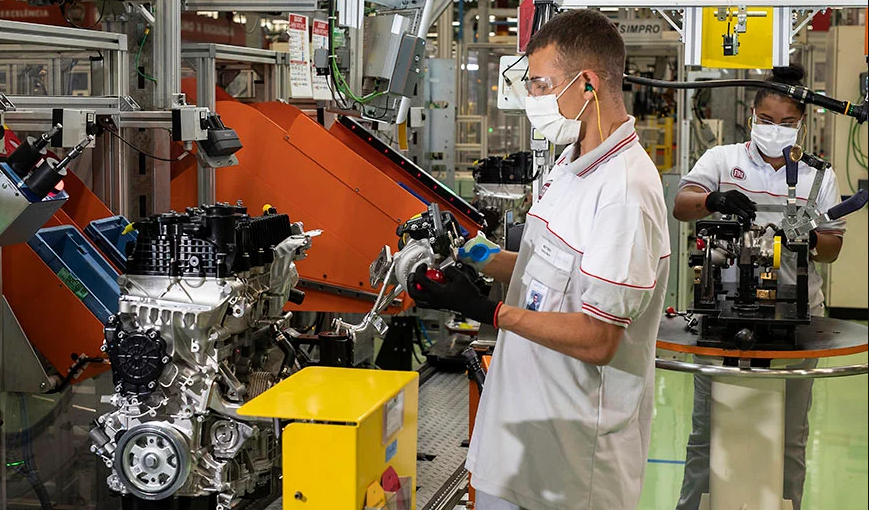 Línea de producción de los motores turbo del grupo Stellantis, en Betim (MG)