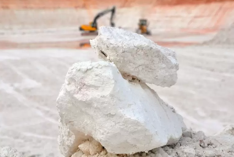 Brasil tiene algunas de las mayores reservas de caulim de alta pureza del mundo, especialmente en Pará y Amapá. El caulim brasileño se destaca porque tiene un alto contenido de aluminio, grano fino y elevada blancura, lo que lo hace altamente competitivo en el mercado internacional.