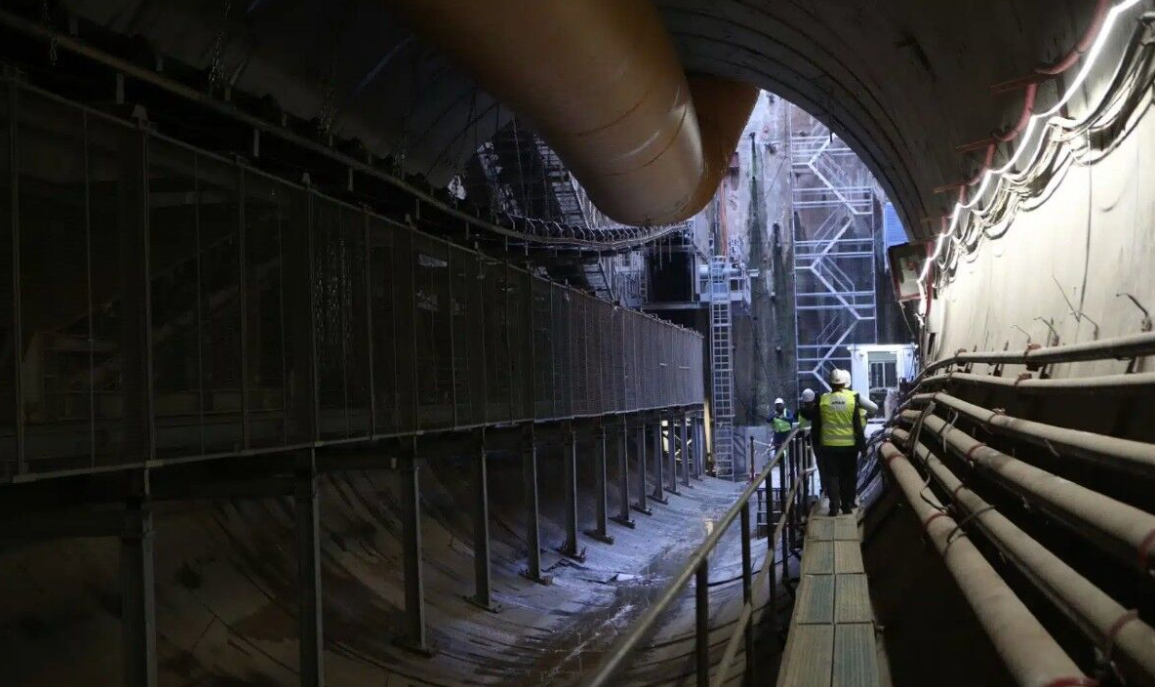 La Attiko Metro S.A., responsable del proyecto, no divulgó declaraciones oficiales al respecto de tal incidente.