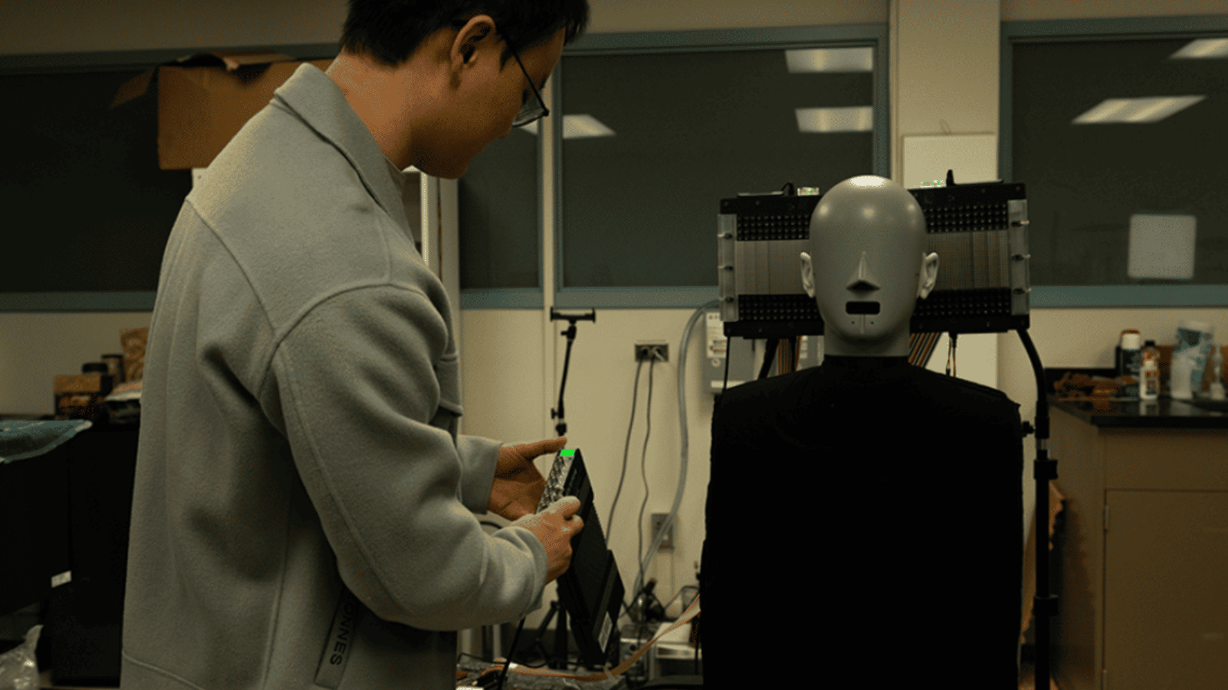 La tecnología usa ondas de ultrasonido que solo se convierten en sonido audible cuando llegan a un punto exacto en el espacio. Esto hace que solo la persona en ese punto escuche la música, sin necesidad de auricular y sin que nadie a su alrededor escuche nada.